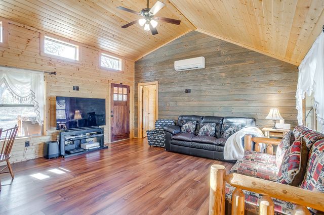 1512 E Henderson Street, Cleburne, TX 76031