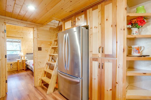 1512 E Henderson Street, Cleburne, TX 76031