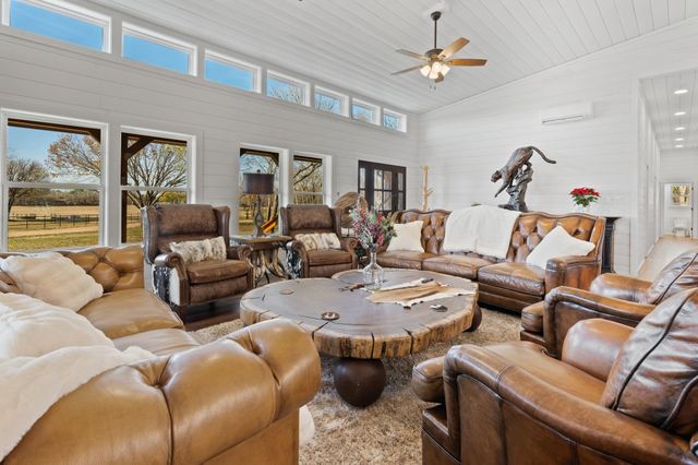 1512 E Henderson Street, Cleburne, TX 76031