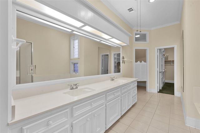 28 Waters Edge Street, Conroe, TX 77356