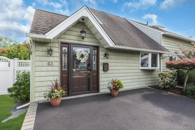 42 Dock Lane, Wantagh, NY 11793