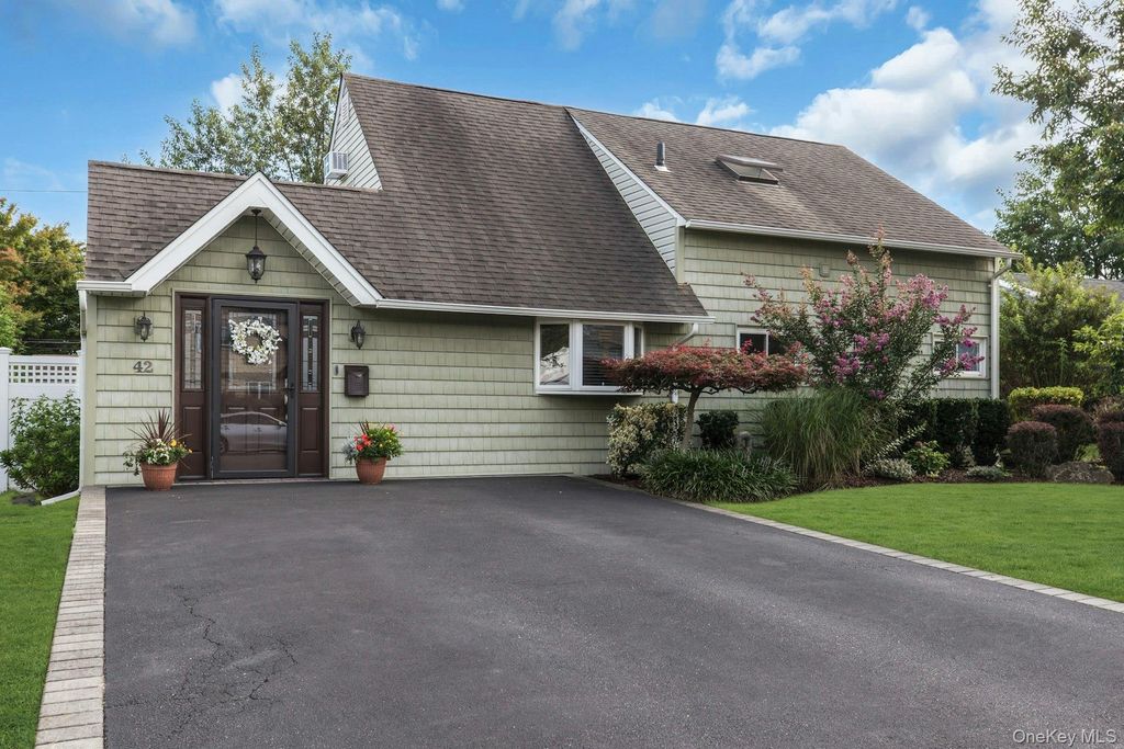 42 Dock Lane, Wantagh, NY 11793