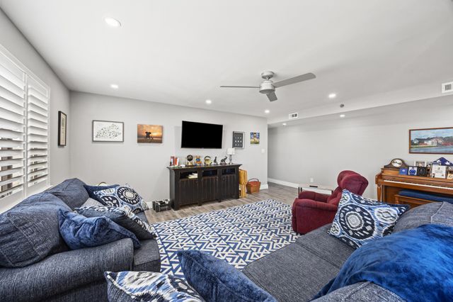 355 S Broadway 703, Lexington, KY 40508