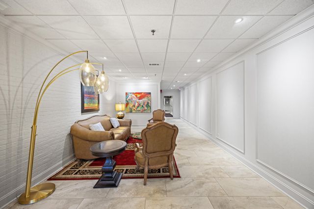 355 S Broadway 703, Lexington, KY 40508