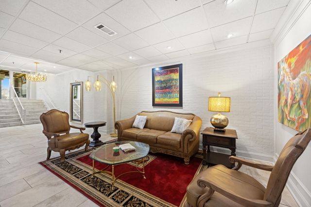 355 S Broadway 703, Lexington, KY 40508