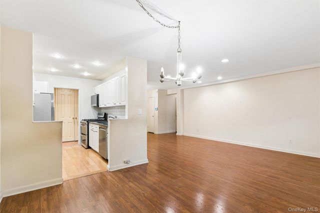 40 Stoner Avenue 1R, Great Neck, NY 11021