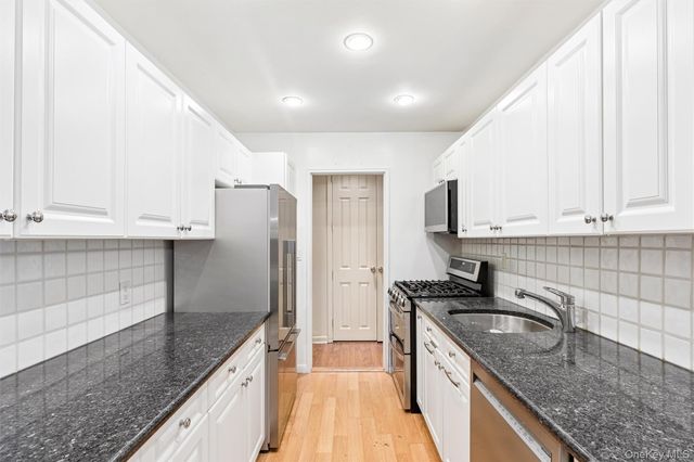 40 Stoner Avenue 1R, Great Neck, NY 11021