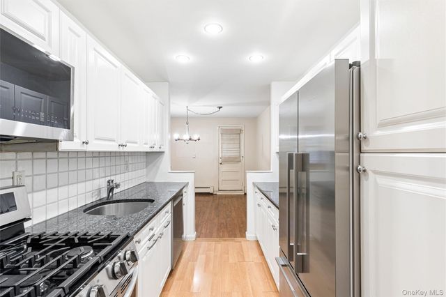 40 Stoner Avenue 1R, Great Neck, NY 11021