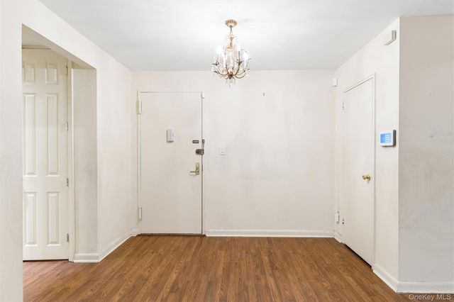 40 Stoner Avenue 1R, Great Neck, NY 11021