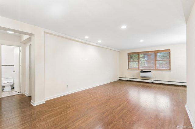 40 Stoner Avenue 1R, Great Neck, NY 11021