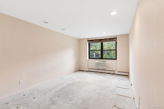 40 Stoner Avenue 1R, Great Neck, NY 11021