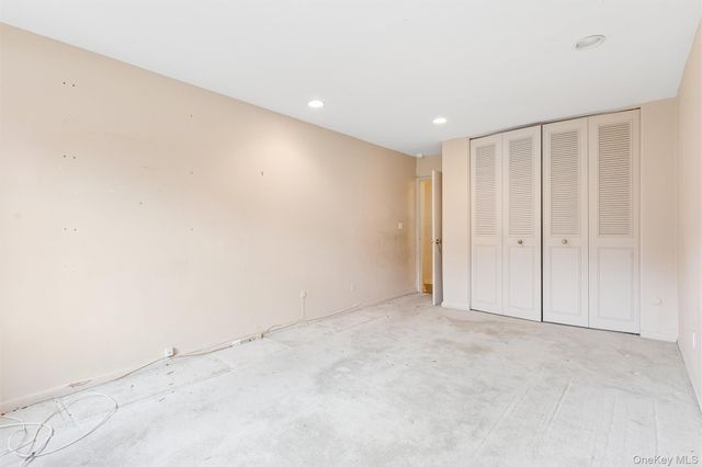 40 Stoner Avenue 1R, Great Neck, NY 11021