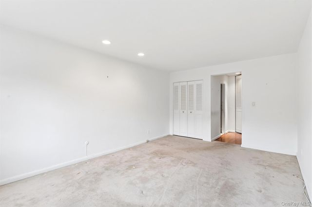 40 Stoner Avenue 1R, Great Neck, NY 11021