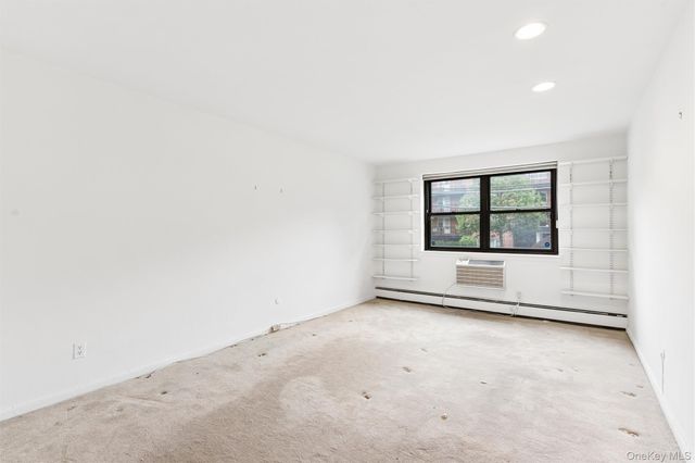 40 Stoner Avenue 1R, Great Neck, NY 11021