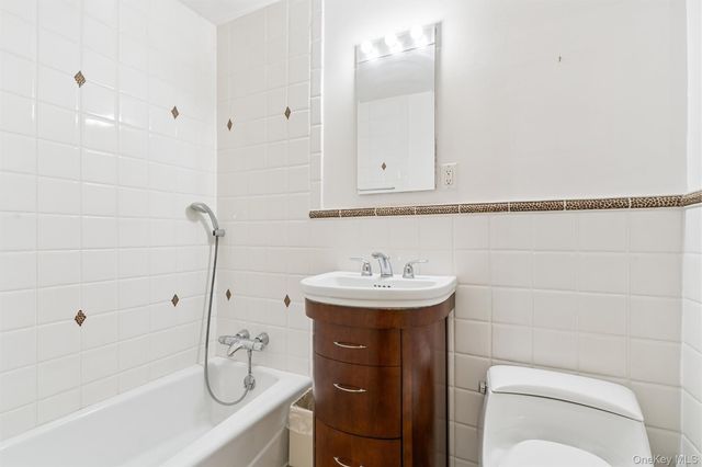 40 Stoner Avenue 1R, Great Neck, NY 11021