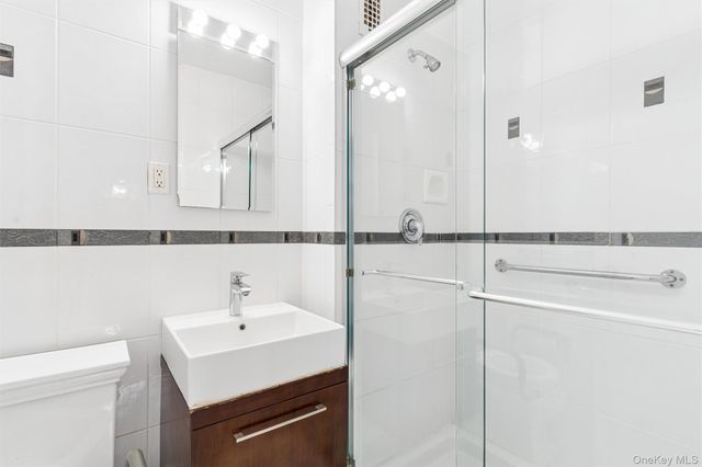 40 Stoner Avenue 1R, Great Neck, NY 11021