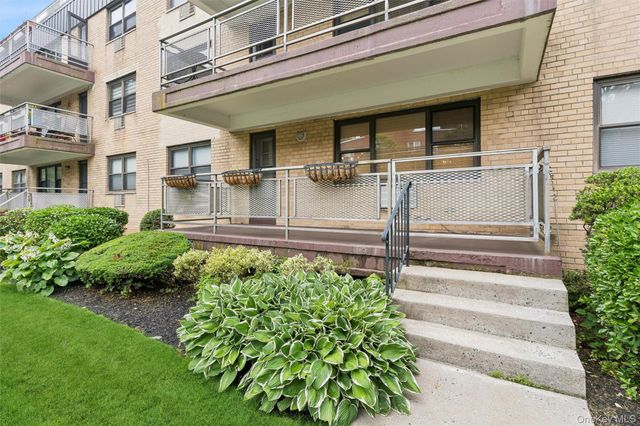 40 Stoner Avenue 1R, Great Neck, NY 11021