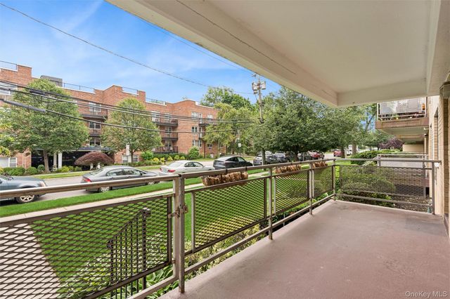 40 Stoner Avenue 1R, Great Neck, NY 11021