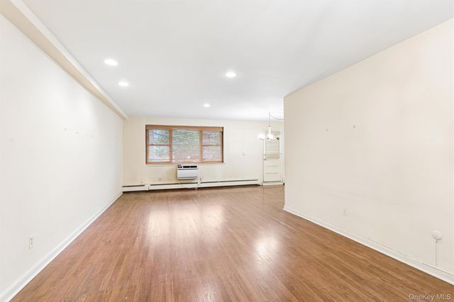 40 Stoner Avenue 1R, Great Neck, NY 11021