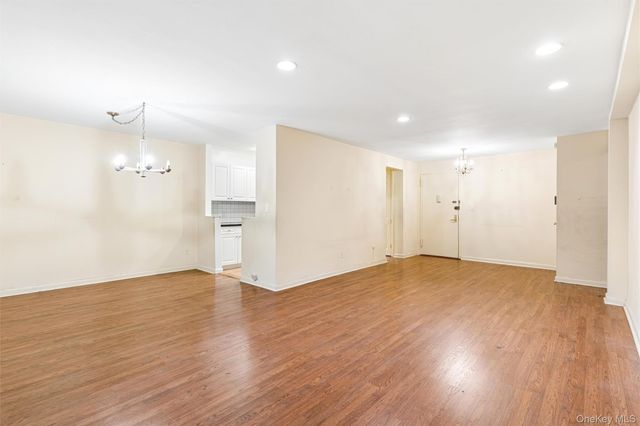 40 Stoner Avenue 1R, Great Neck, NY 11021