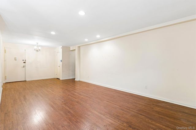 40 Stoner Avenue 1R, Great Neck, NY 11021