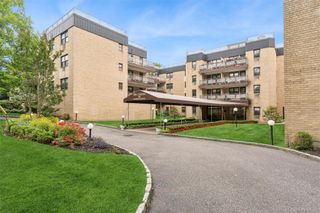 40 Stoner Avenue 1R, Great Neck, NY 11021