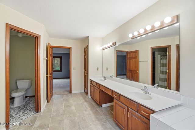 7335 Friarton Circle, Toledo, OH 43617