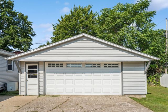 3236 W Dover Court, Davenport, IA 52804
