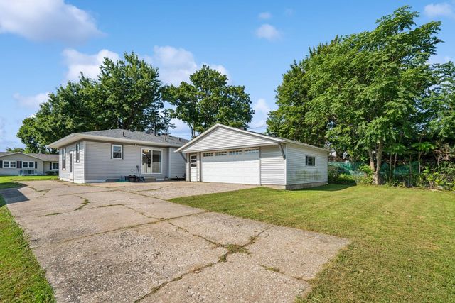 3236 W Dover Court, Davenport, IA 52804