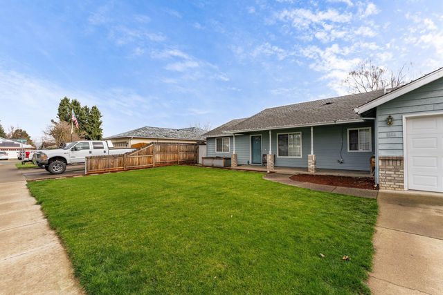 1204 Heather Lane, Central Point, OR 97502