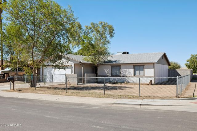 8202 W HIGHLAND Avenue, Phoenix, AZ 85033