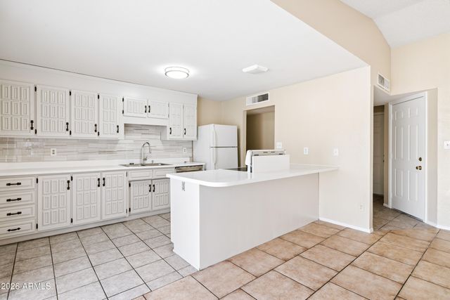 8202 W HIGHLAND Avenue, Phoenix, AZ 85033