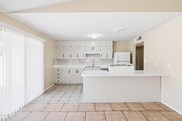 8202 W HIGHLAND Avenue, Phoenix, AZ 85033