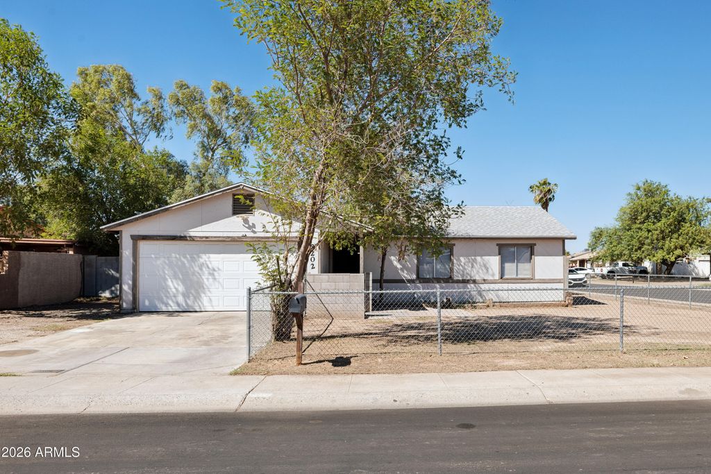 8202 W HIGHLAND Avenue, Phoenix, AZ 85033