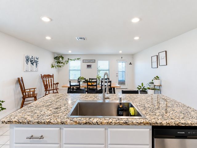 513 Clearlake Drive, Waxahachie, TX 75165
