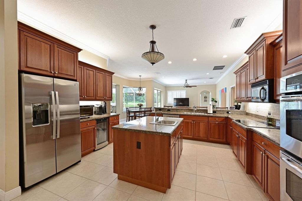 Image 10 of property listing at 15201 21ST AVENUE E, Bradenton, FL 34212