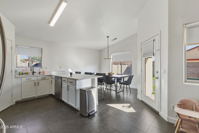 8409 W PINCHOT Avenue, Phoenix, AZ 85037