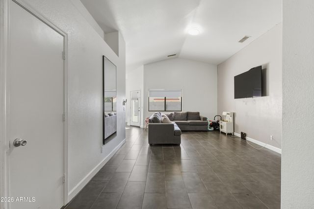 8409 W PINCHOT Avenue, Phoenix, AZ 85037