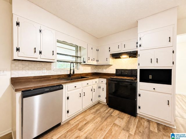 513 LYNNWOOD CIRCLE, Gardendale, AL 35217