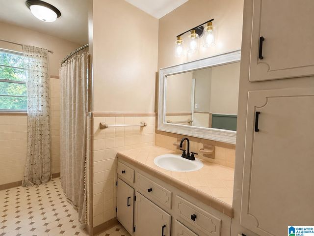 513 LYNNWOOD CIRCLE, Gardendale, AL 35217
