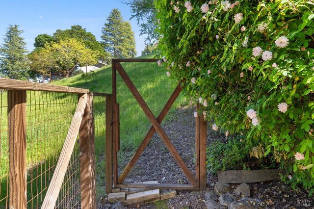 25 Palomino Cir, Novato, CA 94947