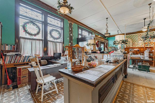 100-102 Governor Oglesby Street, Elkhart, IL 62634