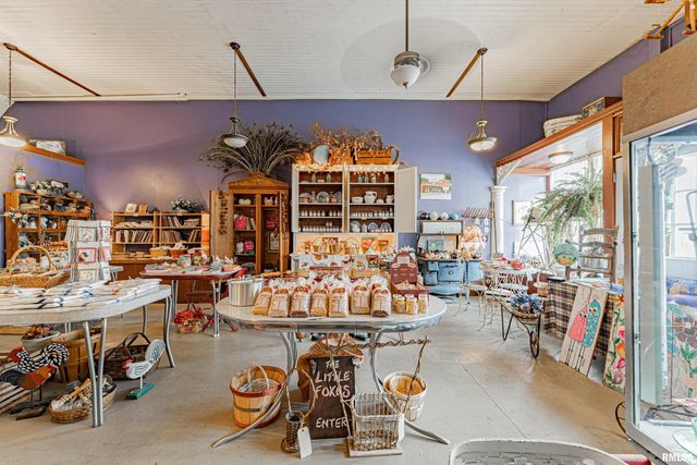 100-102 Governor Oglesby Street, Elkhart, IL 62634