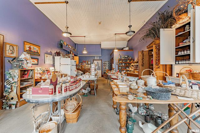 100-102 Governor Oglesby Street, Elkhart, IL 62634