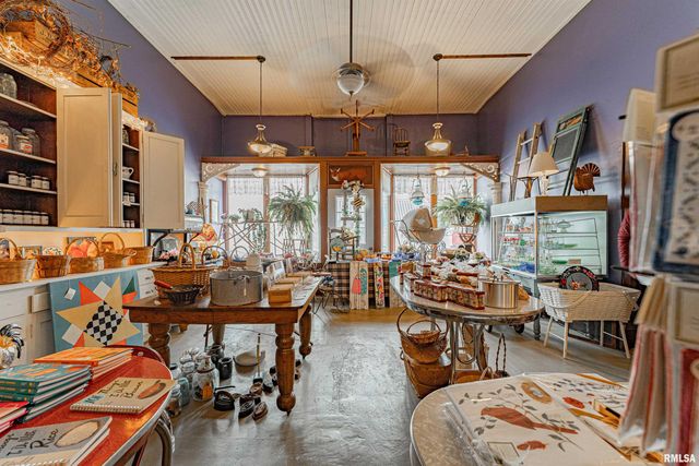 100-102 Governor Oglesby Street, Elkhart, IL 62634