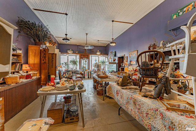 100-102 Governor Oglesby Street, Elkhart, IL 62634