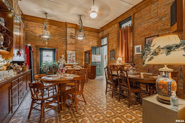 100-102 Governor Oglesby Street, Elkhart, IL 62634