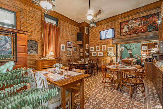 100-102 Governor Oglesby Street, Elkhart, IL 62634