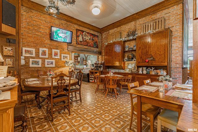 100-102 Governor Oglesby Street, Elkhart, IL 62634