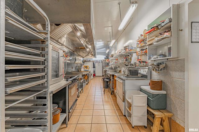 100-102 Governor Oglesby Street, Elkhart, IL 62634